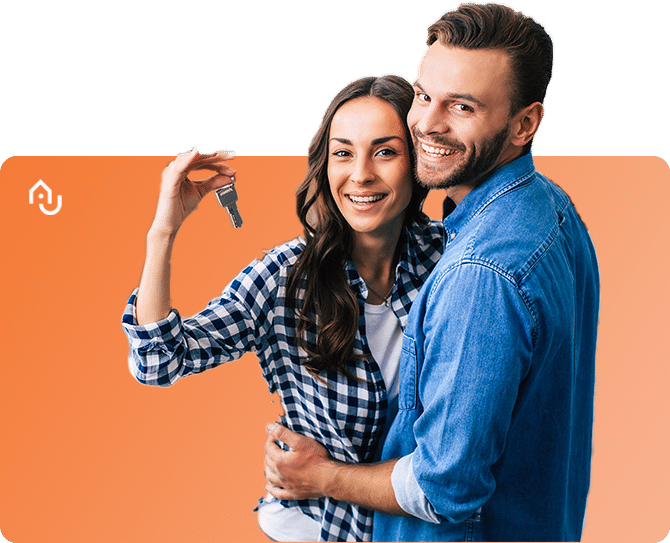 Jeune couple bruns souriant tenant clé appartement dans une main